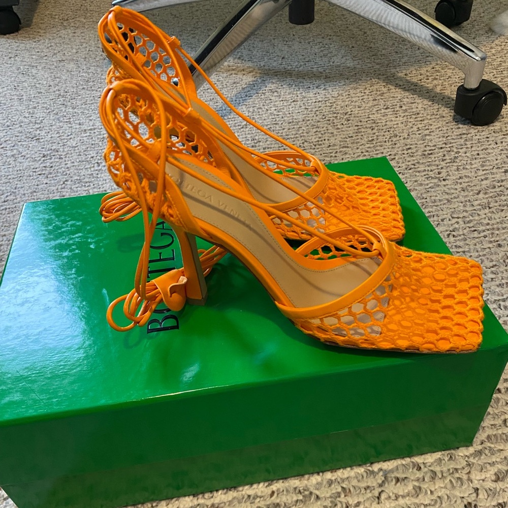 NWT BV Orange stretched lace up heel - Picture 6 of 11